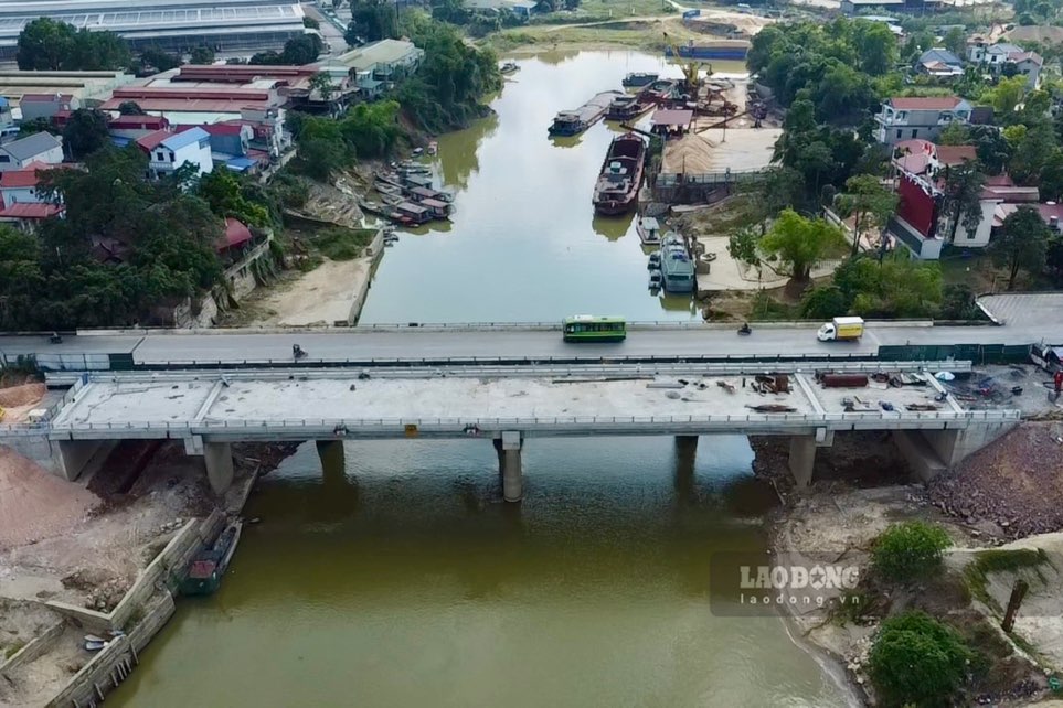 Cay cau Da Phuc moi bac qua song Cong dan hoan thien. Anh: Viet Bac.