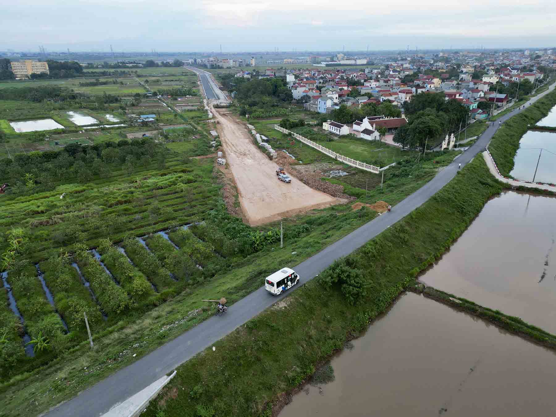 Diem cuoi cua tuyen duong nam tiep giap voi de ta song Day, thi tran Kim Bai.