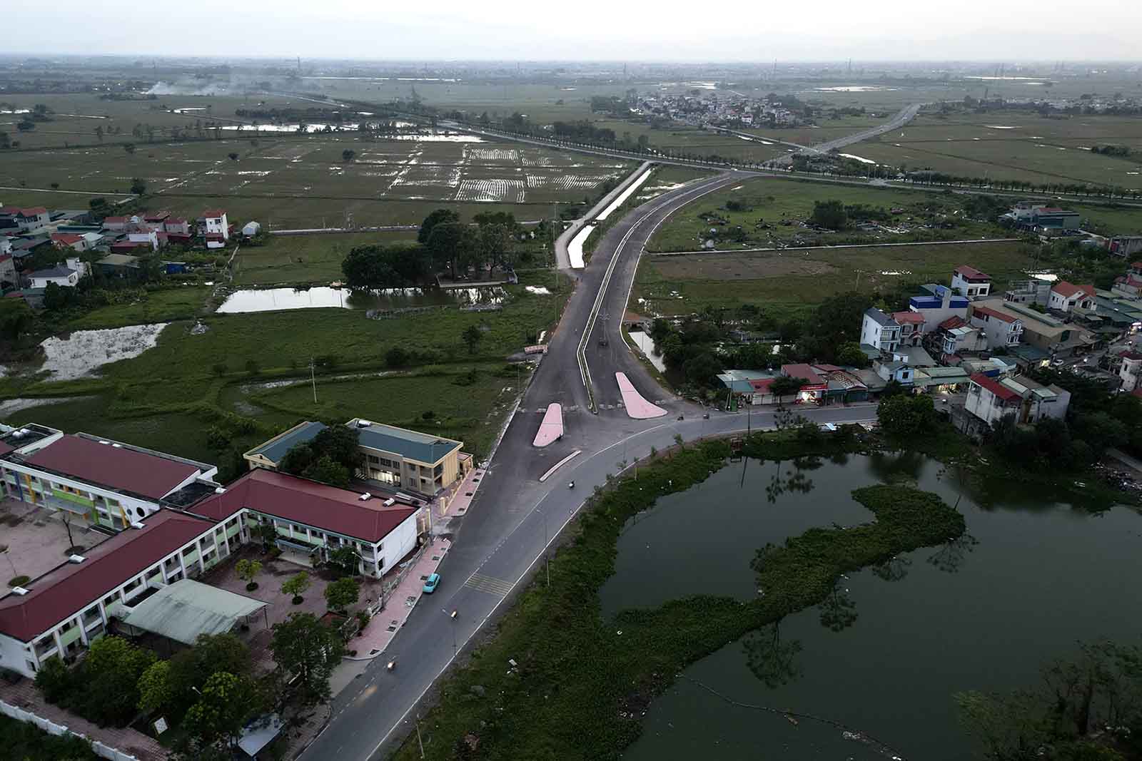 Duong truc phat trien kinh te huyen Thanh Oai (Ha Noi) co diem dau giao voi duong tinh 427 tai dia ban xa Thanh Thuy, sau do vat qua duong truc phia Nam Ha Noi Cienco 5.