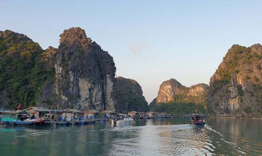 Những nhà bè nuôi trồng thủy sản phục vụ du lịch ở làng chài Vùng Viêng, vịnh Hạ Long. Ảnh: Nguyễn Hùng