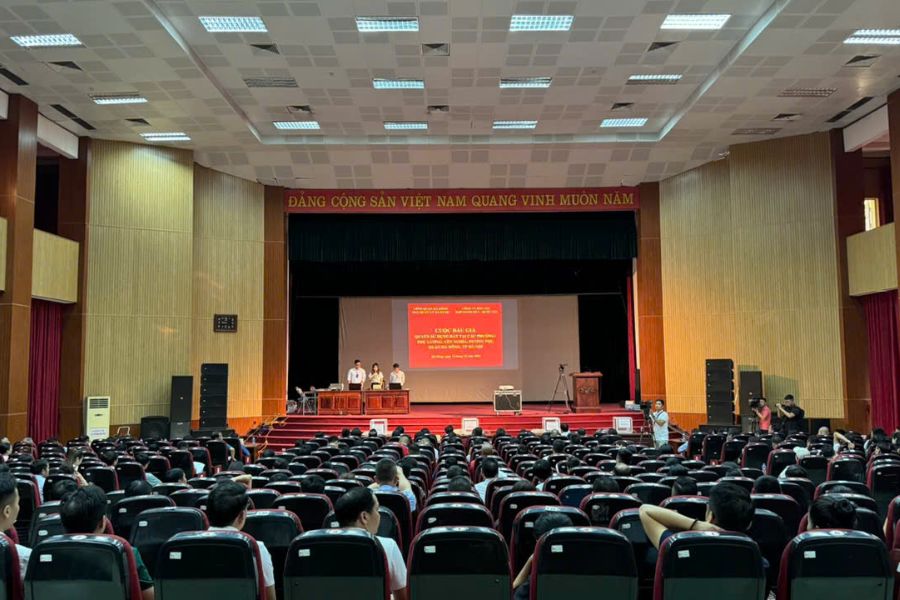 At around 11pm on October 19, the auction of 27 plots of land in Ha Dong district (Hanoi) ended. Photo: Nhu Ha