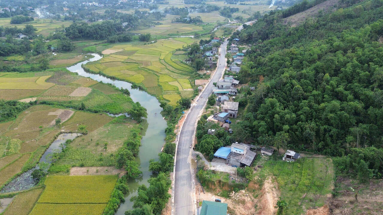 Du an xay dung tuyen duong lien ket giua thi tran Da Bac di huyen Thanh Son (Phu Tho) voi tong muc dau tu la 250 ti dong, trong do, ngan sach Trung uong ho tro 200 ti dong, ngan sach tinh Hoa Binh 50 ti dong.