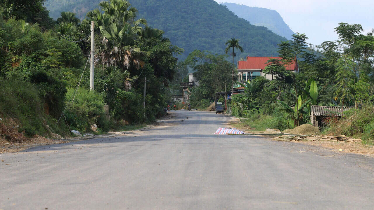 Lop mat duong tai du an co ban hoan thanh.