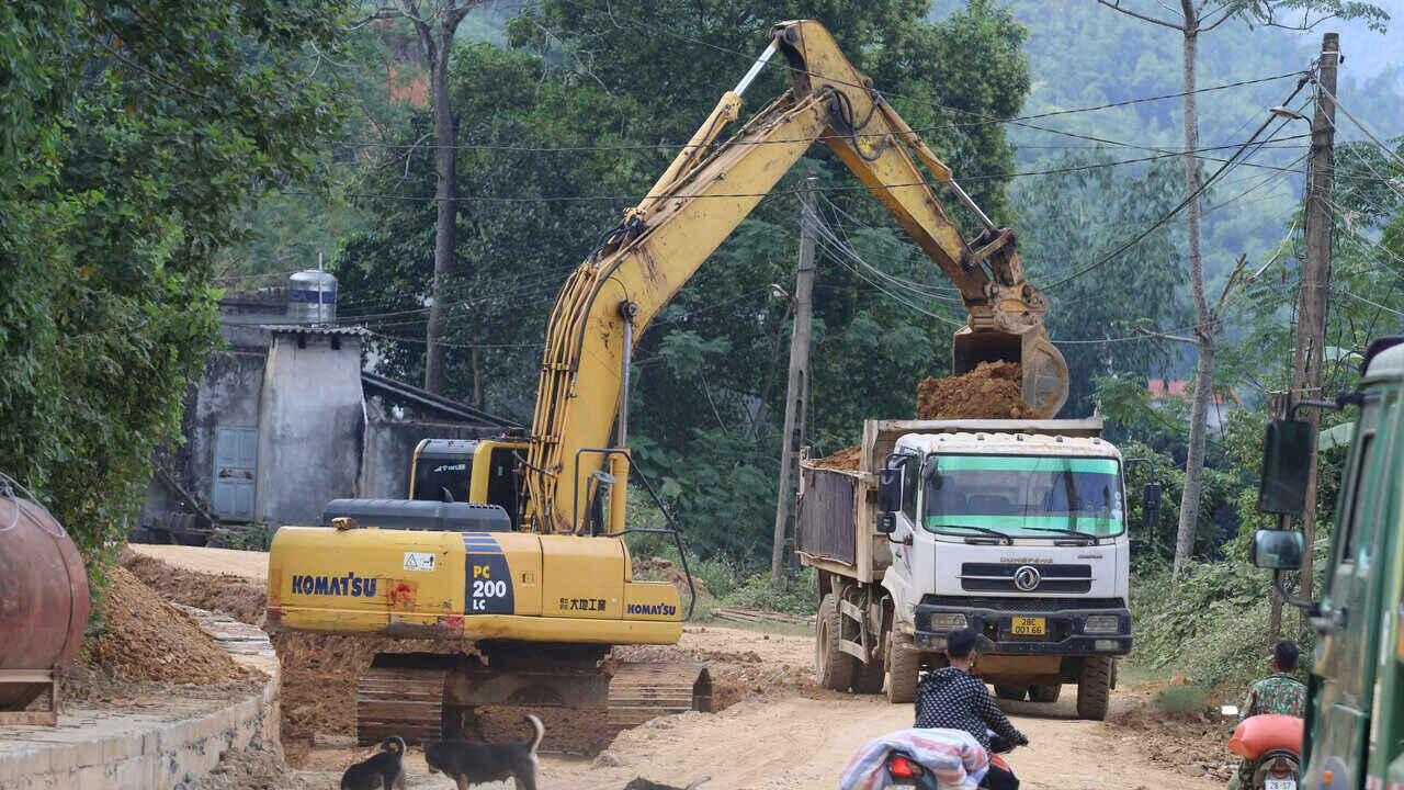 May moc thiet bi thi cong nhon nhip tai cong truong. 