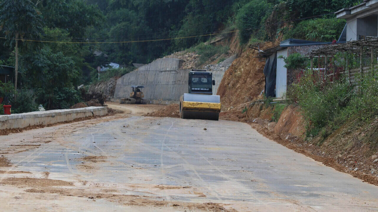 Ong Dinh Quang Hieu - Giam doc Ban Quan ly du an dau tu xay dung va Phat trien quy dat huyen Da Bac cho biet - du an nham nang cao ket noi giao thong doi ngoai giua huyen Da Bac (Hoa Binh) voi huyen Thanh Son (Phu Tho), ket noi Cum cong nghiep Hao Ly voi duong tinh 433, nang cao hieu qua su dung quy dat hai ben tuyen duong, phuc vu phat trien du lich ho Hoa Binh. Qua do gop phan hoan chinh he thong ha tang ky thuat do thi thi tran Da Bac, thuc day phat trien kinh te - xa hoi cua dia phuong.