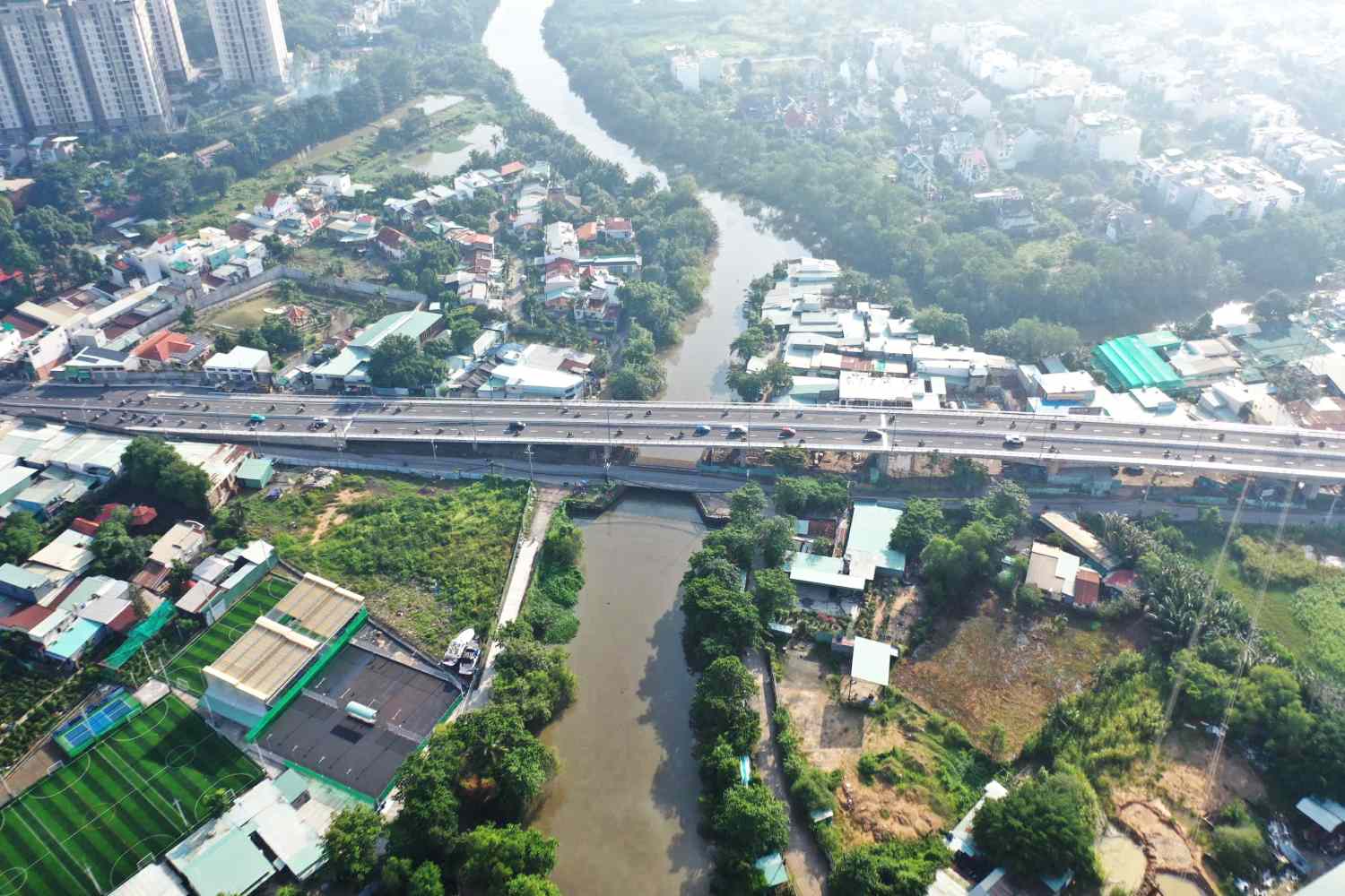 Ho Chi Minh City residents were officially allowed to travel across Nam Ly Bridge on the morning of October 2. Photo: Minh Quan