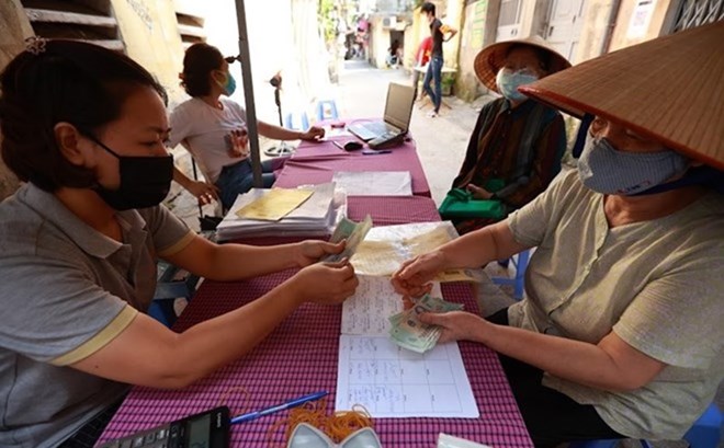 Người dân Hà Nội nhận lương hưu, trợ cấp BHXH. Ảnh: Hải Nguyễn