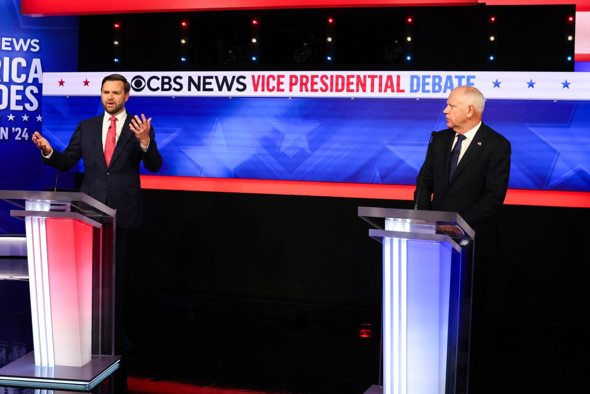 Thượng nghị sĩ, ứng viên phó tổng thống Đảng Cộng hòa J.D Vance (trái) và Thống đốc Minnesota, ứng viên phó tổng thống Đảng Dân chủ Tim Walz tham gia cuộc tranh luận phó tổng thống Mỹ do CBS News tổ chức ngày 1.10. Ảnh: AFP