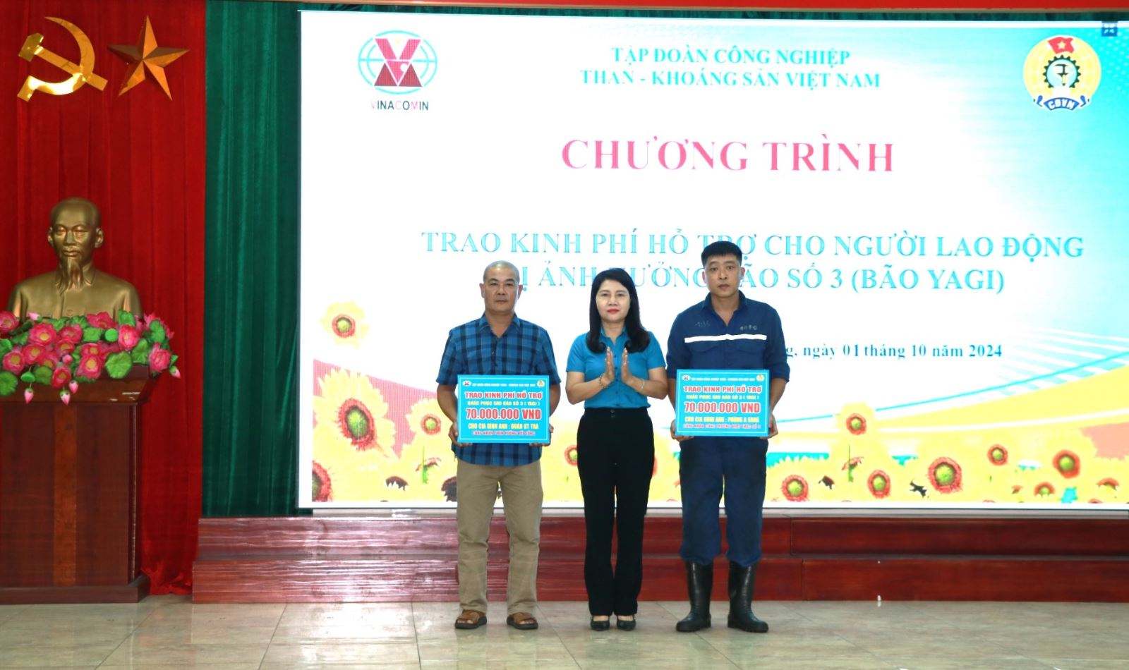 Đại diện lãnh đạo Công đoàn TKV trao hỗ trợ cho 2 gia đình có nhà bị sập đổ do bão. Ảnh: Công đoàn TKV