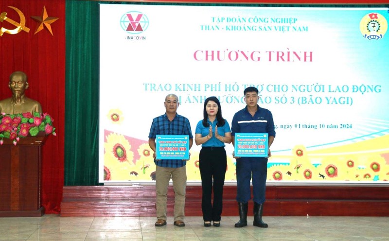 Representatives of TKV Trade Union leaders presented support to 2 families whose houses collapsed due to the storm. Photo: TKV Trade Union