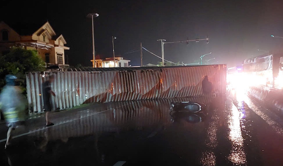 Container accident on Highway 1A caused long traffic jam. Photo: P. Huy