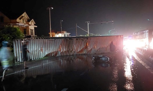 Container gặp nạn lật nghiêng trên Quốc lộ 1A dẫn đến tắc đường kéo dài. Ảnh: P. Huy