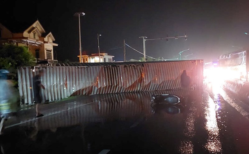 Container accident on Highway 1A caused long traffic jam. Photo: P. Huy