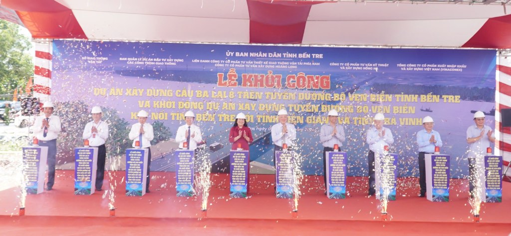 Cac dai bieu tham du le khoi cong cau Ba Lai 8. Anh: Thanh Nhan