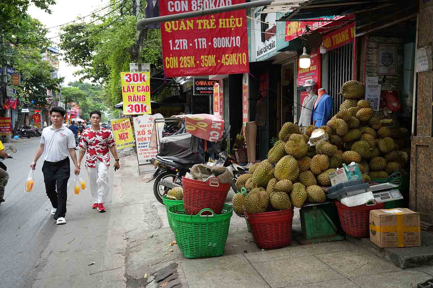 Nguoi dan phai di bo duoi long duong. Anh: Huu Chanh