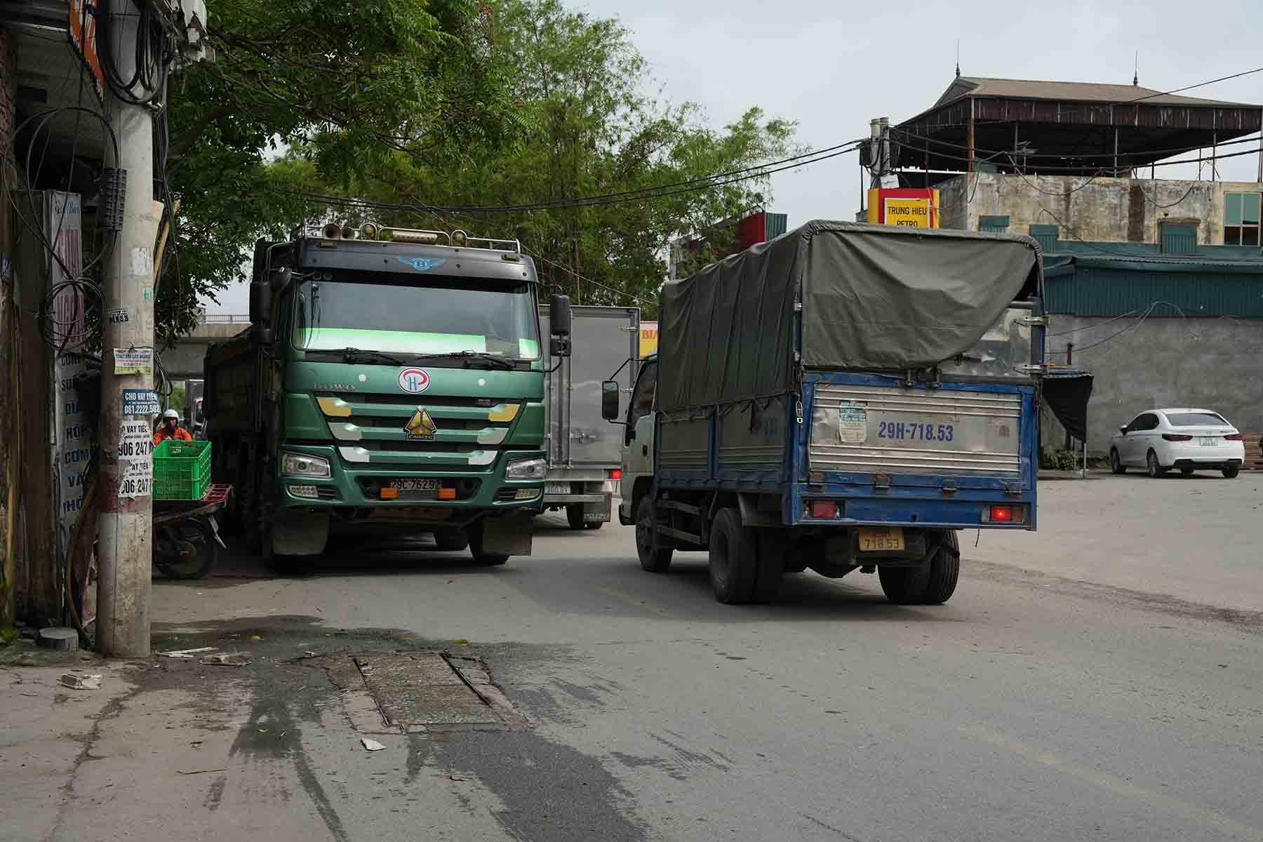 Xe tai trong lon nuom nuop qua lai moi ngay, duoc coi nhu la “hung than” tren con duong nay. Anh: Huu Chanh