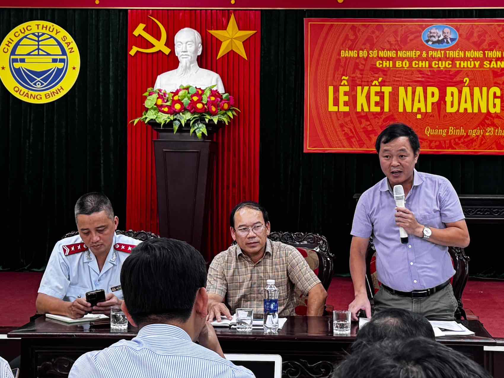 Cuộc họp diễn ra giữa Cục Thủy sản, nhà mạng Vinaphone - VNPT, Chi cục Thủy sản Quảng Bình và người dân. Ảnh: Công Sáng