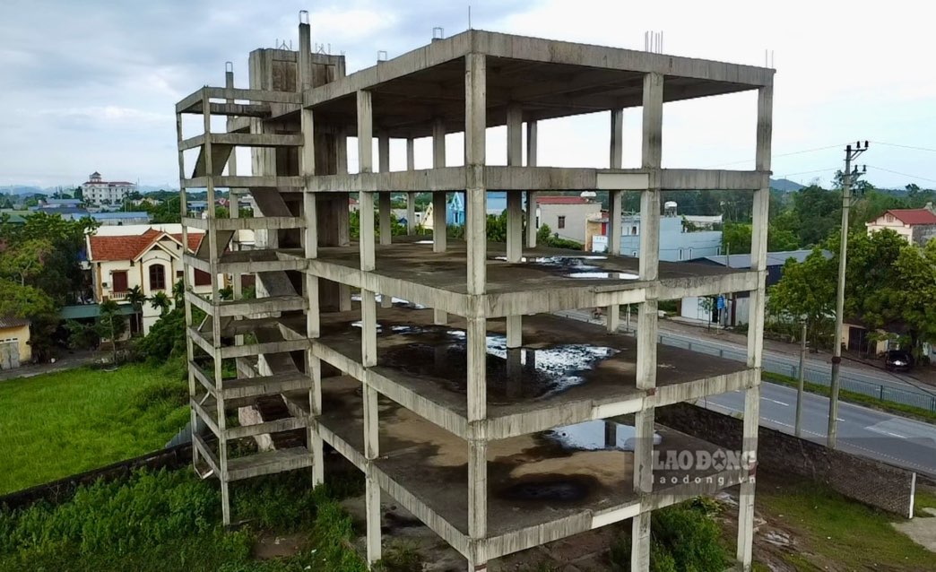 Tòa nhà 5 tầng thuộc dự án Bệnh viện Đa khoa Phúc Thái nằm trơ trọi suốt nhiều năm ở Thái Nguyên. Ảnh: Việt Bắc