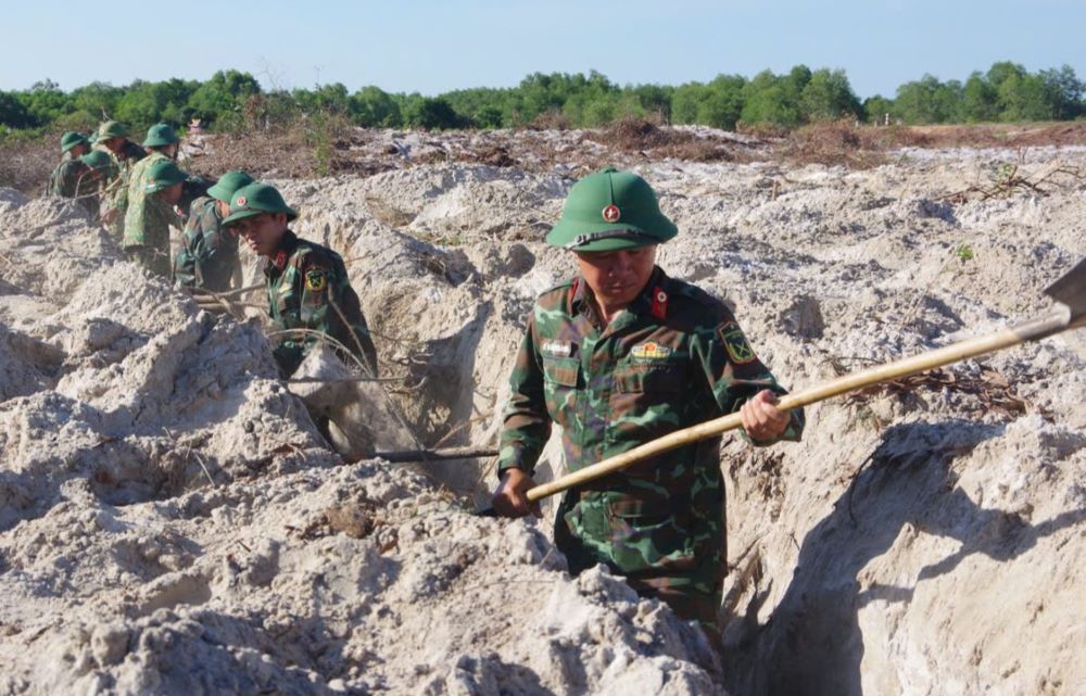 Martyr Remains Collection Team 584 is searching for and collecting martyrs' remains. Photo: Huu Thinh.