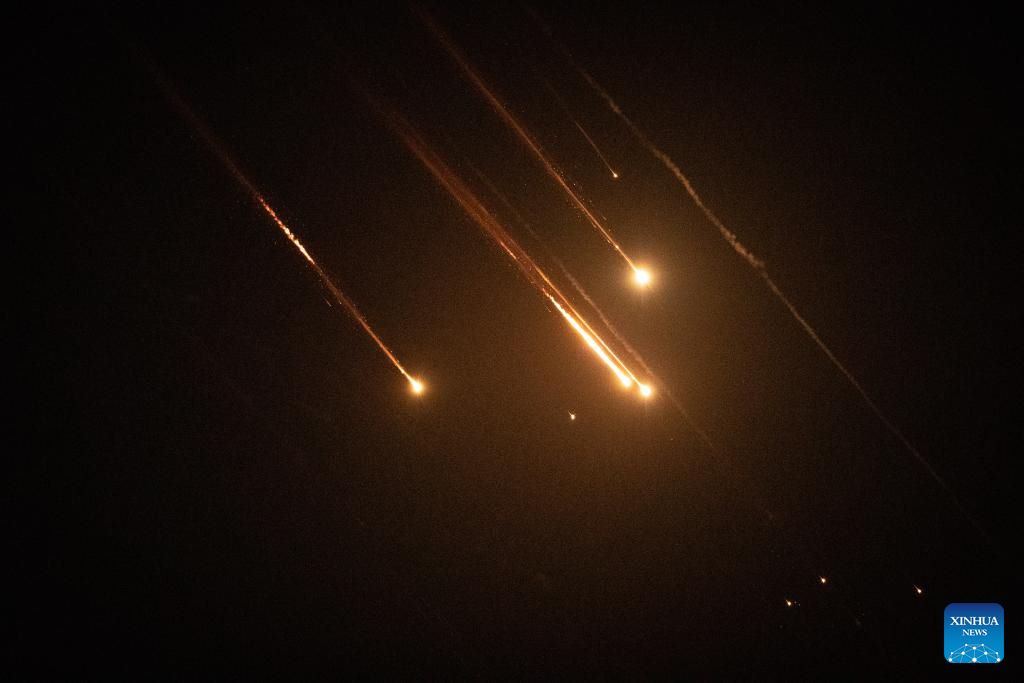 Tên lửa từ Iran bị Israel đánh chặn trên bầu trời Jerusalem ngày 1.10.2024. Ảnh: Xinhua