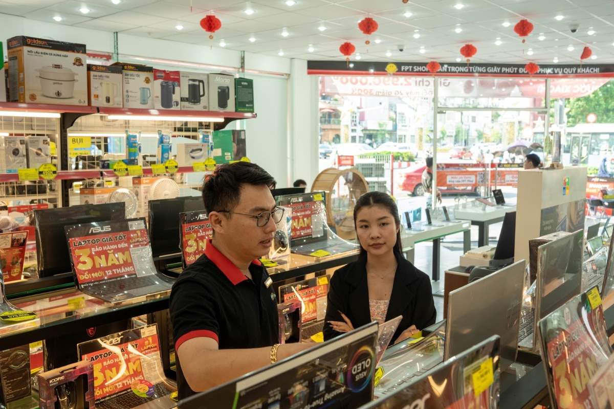 From October 3, FPT Shop offers discounts of up to 10 million VND along with many special offers for teachers and lecturers. Photo: FPT Shop