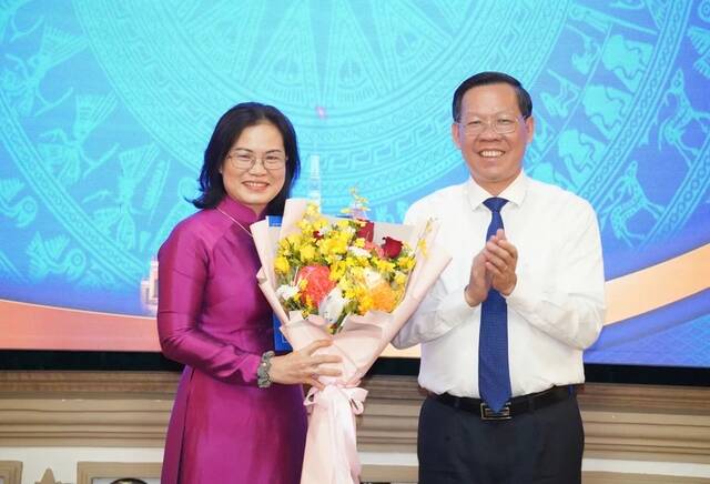 Chairman of Ho Chi Minh City People's Committee Phan Van Mai presented the appointment decision and flowers to the new Director of the Department of Justice Nguyen Thi Hong Hanh. Photo: VGP