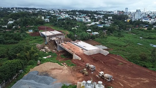 Many construction projects are behind schedule, leading to low disbursement of public investment capital. Photo: Thanh Tuan