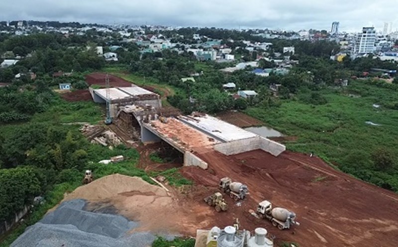 Many construction projects are behind schedule, leading to low disbursement of public investment capital. Photo: Thanh Tuan