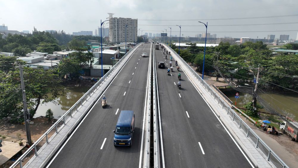 Nam Ly Bridge officially opened to traffic. Photo: Anh Tu