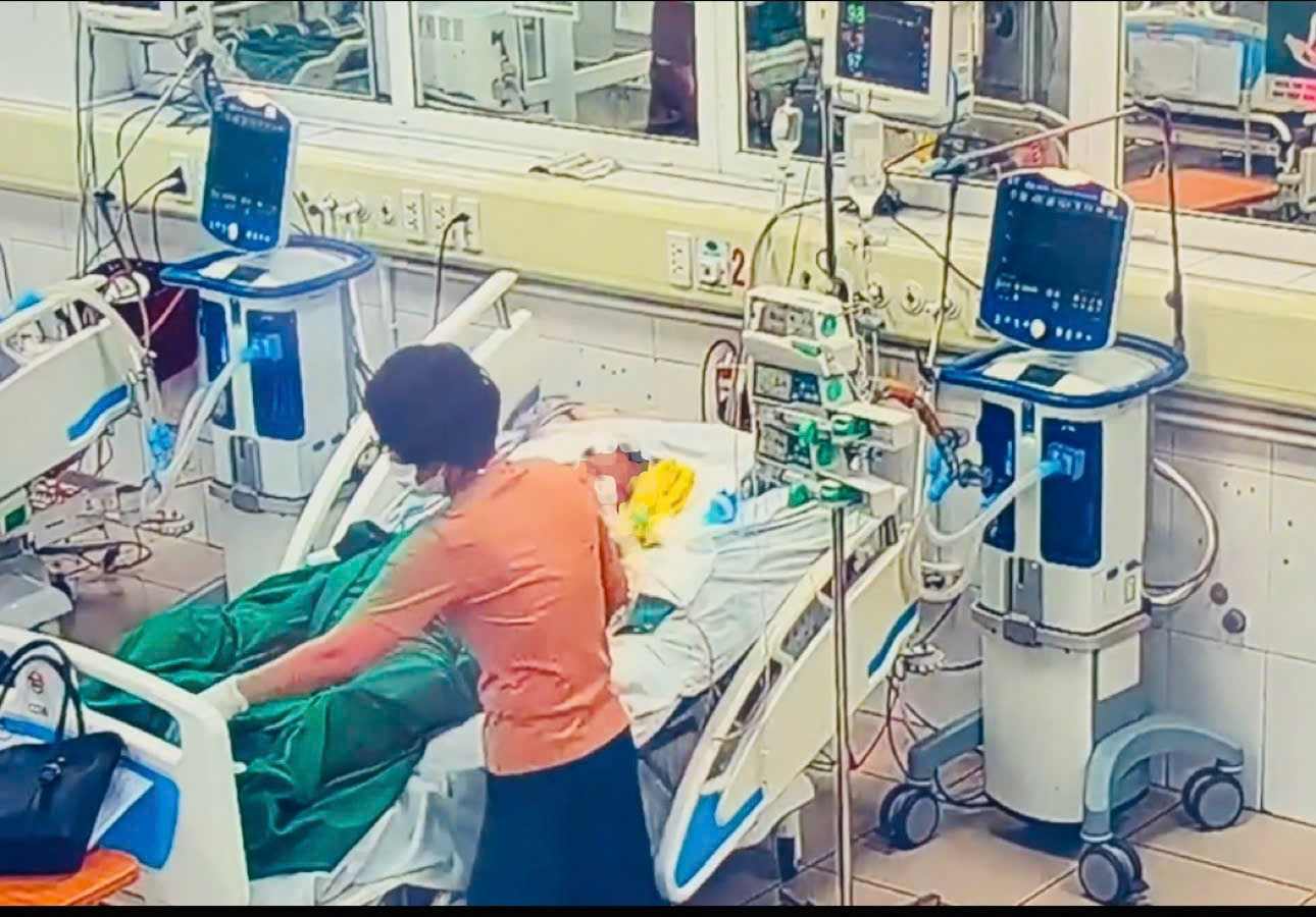 Bệnh nhân mắc xoắn khuẩn vàng da do tiếp xúc lâu ngày trong môi trường mưa lũ được các bác sĩ điều trị. Ảnh: Thanh Đặng