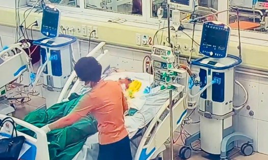 Bệnh nhân mắc xoắn khuẩn vàng da do tiếp xúc lâu ngày trong môi trường mưa lũ được các bác sĩ điều trị. Ảnh: Thanh Đặng