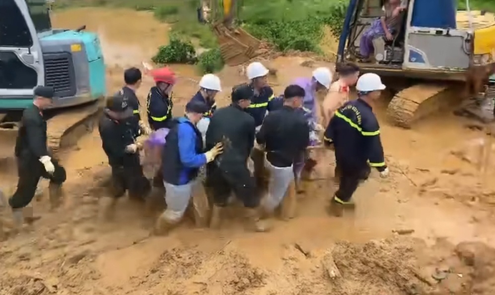 Các lực lượng chức năng tìm kiếm nạn nhân vụ sạt lở. Ảnh: Công an Hà Giang