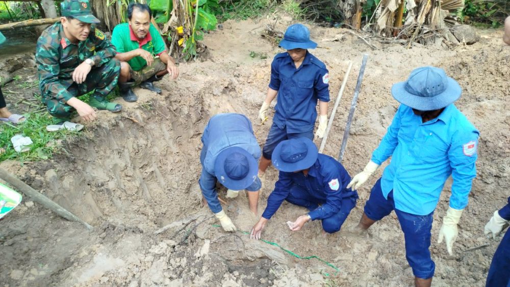 Team K92 carries out the excavation of martyrs' remains in Kien Luong district. Photo: Phuong Vu