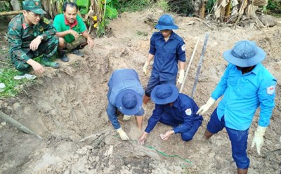 Team K92 carries out the excavation of martyrs' remains in Kien Luong district. Photo: Phuong Vu