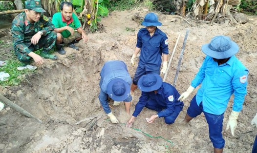 Đội K92 thực hiện cất bốc hài cốt liệt sĩ trên địa bàn huyện Kiên Lương. Ảnh: Phương Vũ