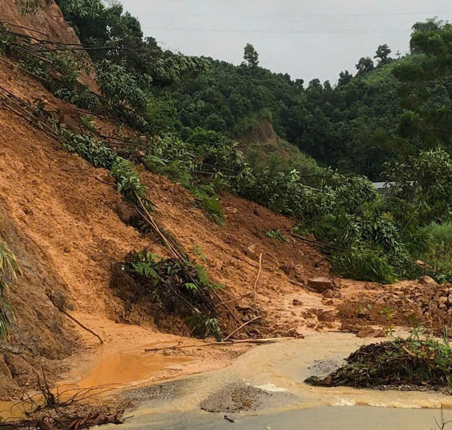 Nhieu tuyen duong o huyen Van Yen, tinh Yen Bai bi sat lo khien giao thong di lai kho khan. Anh: Nguoi dan cung cap 