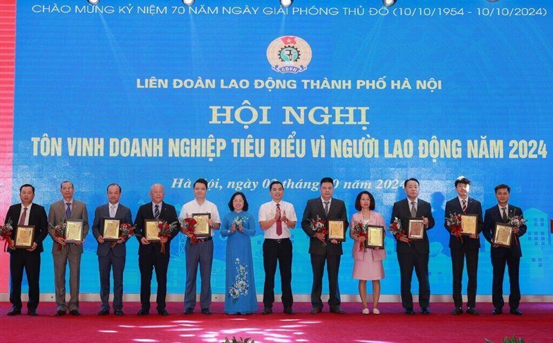 Permanent Vice President of the Vietnam General Confederation of Labor Thai Thu Xuong (6th from left) and Permanent Vice President of the Hanoi City Confederation of Labor Le Dinh Hung awarded awards to outstanding enterprises for workers in 2024. Photo: Hai Nguyen