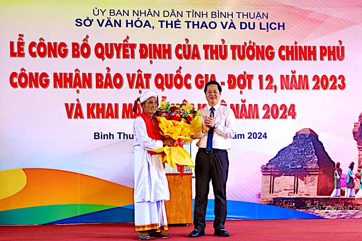 Ong Doan Anh Dung - Chu tich UBND tinh Binh Thuan tang hoa va qua, chuc mung Tet Kate cho dai dien la Su ca Thuong Xuan Huu - Chu tich Hoi dong chuc sac Balamon giao tinh Binh Thuan. Anh: Duy Tuan 