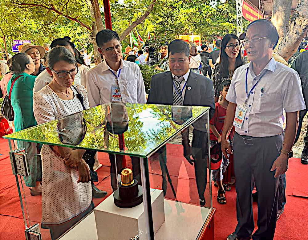 Bao vat quoc gia Linga vang duoc nguoi dan, du khach den thuong lam. Anh: Duy Tuan 