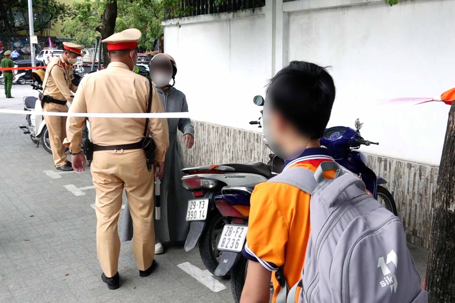 Học sinh chờ bố mẹ ký biên bản xử phạt vì không mũ bảo hiểm