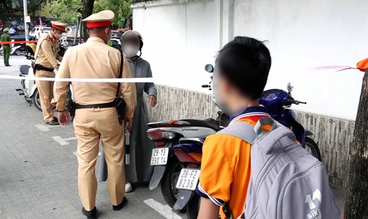 Học sinh chờ bố mẹ ký biên bản xử phạt vì không mũ bảo hiểm