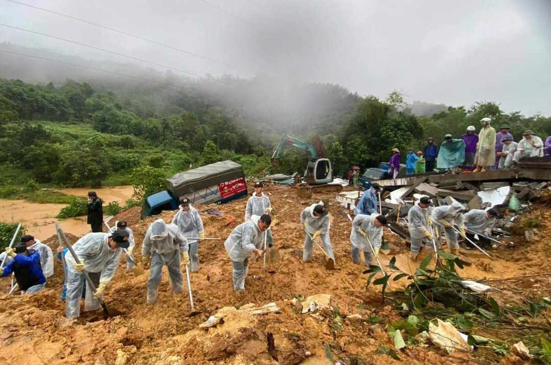 Cac luc luong chuc nang trien khai tim kiem cuu nan. Anh: Cong an Ha Giang