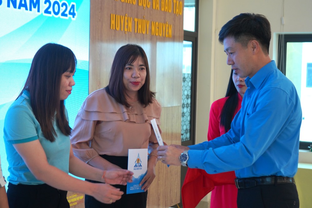 Lãnh đạo Công đoàn ngành Giáo dục Hải Phòng trao hỗ trợ tặng cán bộ, nhà giáo, NLĐ bị thiệt hại do bão. Ảnh: Mai Dung