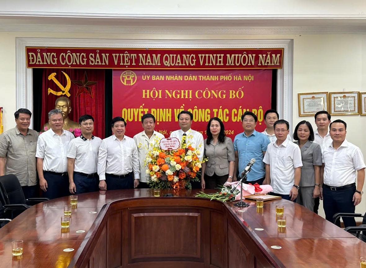 Lãnh đạo Hà Nội chúc mừng tân Giám đốc Ban Quản lý dự án đầu tư xây dựng công trình giao thông TP Hà Nội. Ảnh: Tuấn Khải