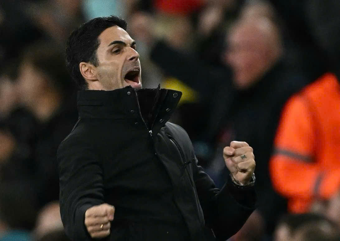 Mikel Arteta rat vui mung voi man trinh dien cua cac hoc tro.  Anh: ARS