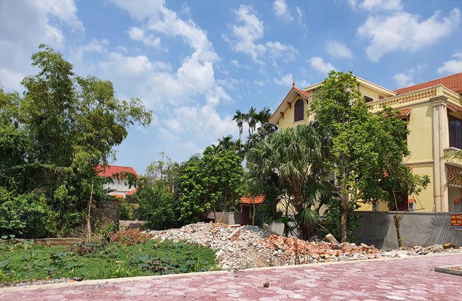 Một khu đất nông nghiệp (phía trái) ven đường máng thuộc địa bàn huyện Thủy Nguyên, Hải Phòng được hợp thức hoá thành đất ở. Ảnh: Mai Chi