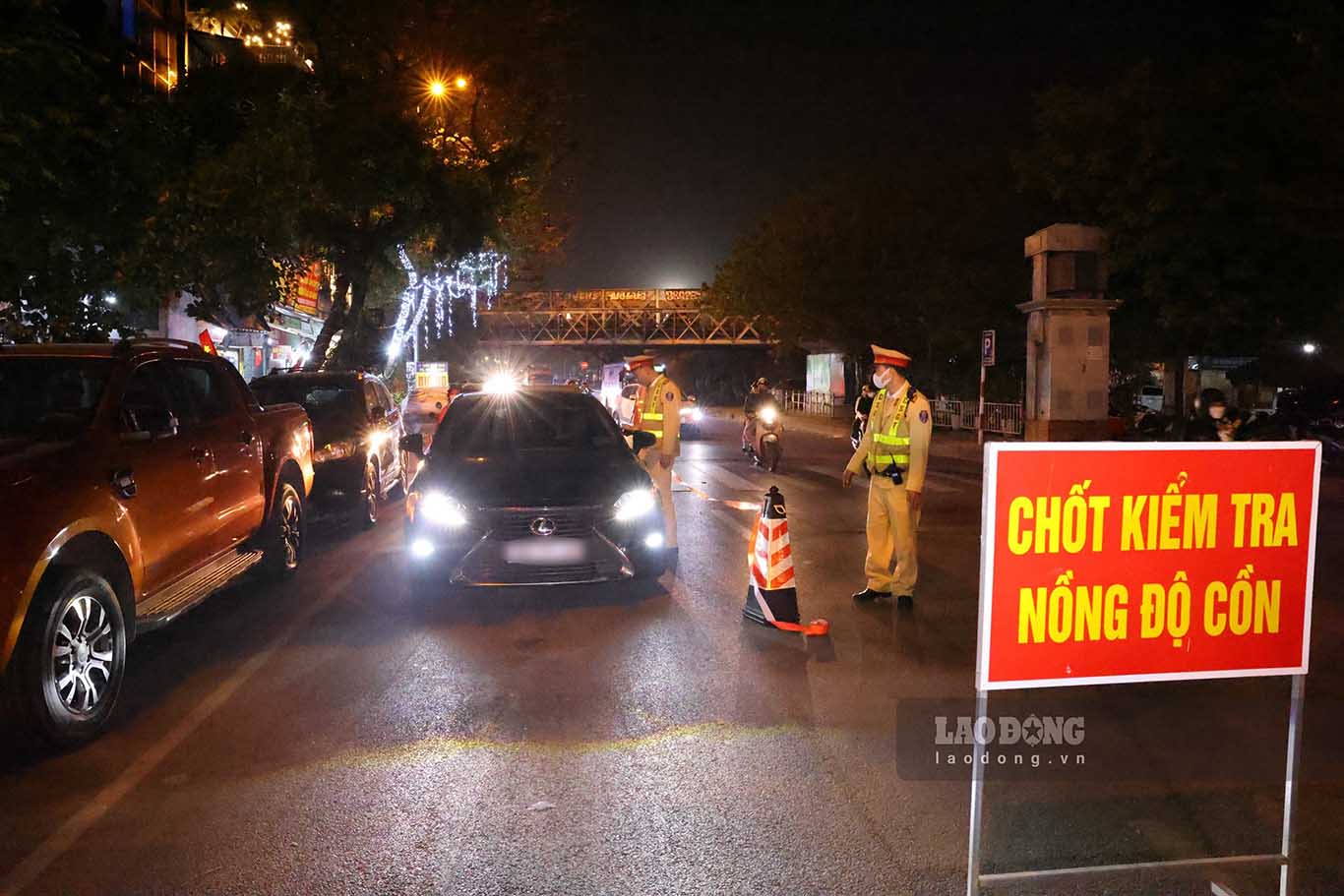 Chốt kiểm tra vi phạm nồng độ cồn tại đường Trần Nhật Duật (phường Đồng Xuân, quận Hoàn Kiếm). Ảnh: Tô Thế
