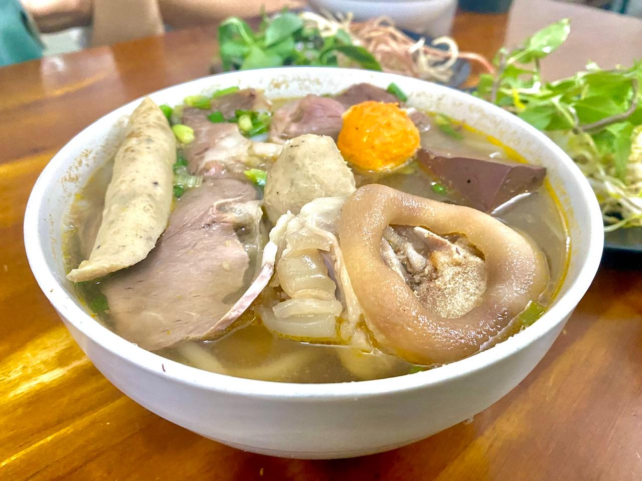 To bun bo Hue bat trang co gia 40.000 nghin dong tai quan. Anh: Minh Thuong