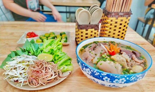 Tô bún bò Huế đặc biệt có giá 60.000 đồng. Ảnh: Minh Thương