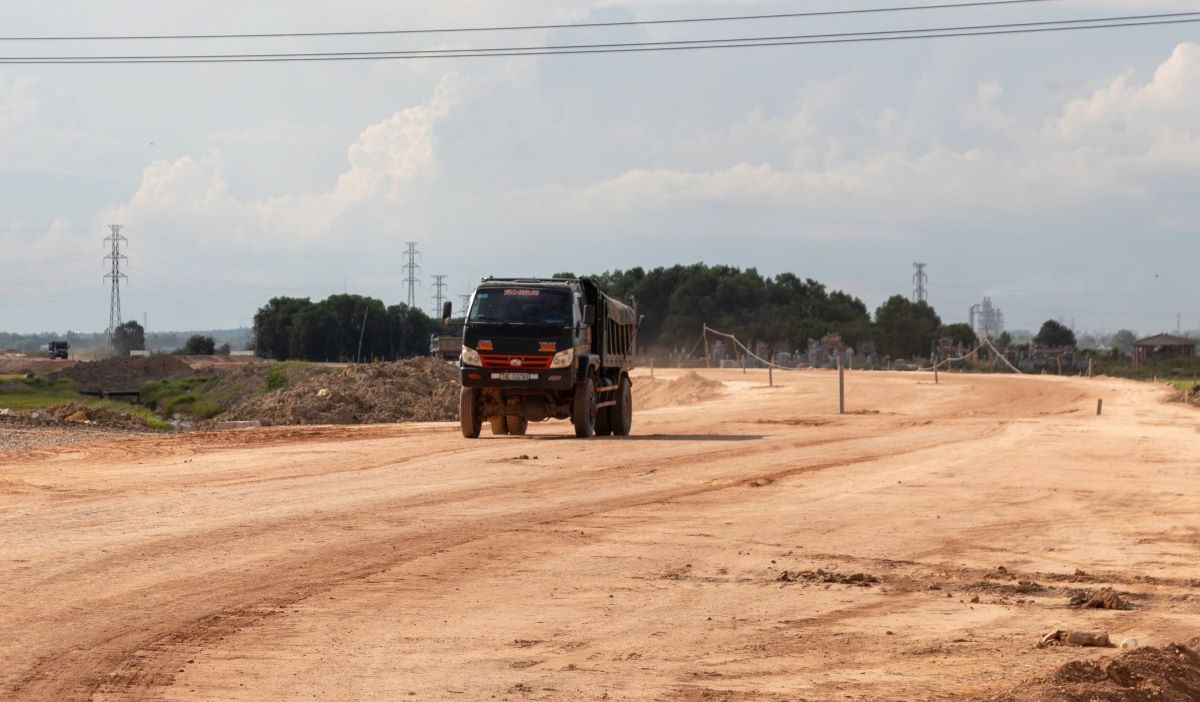 Construction of the eastern bypass of Dong Ha city. Photo: Hung Tho.